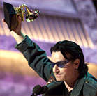 Bono agradece prêmio na noite do 43º Grammy Awards. (Foto: Reuters)