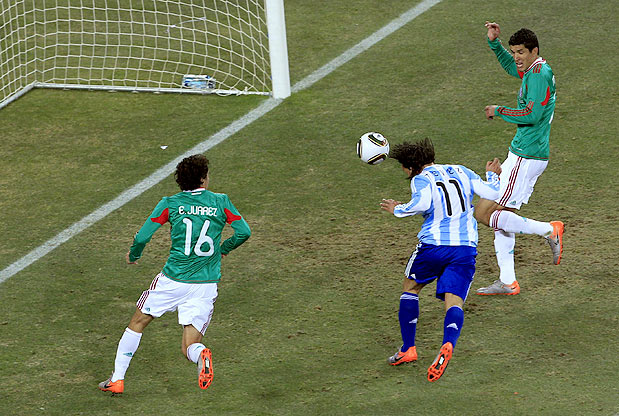 Argentina 3 x 1 México  - gol de Tevez impedido