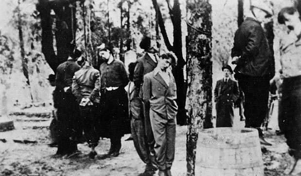 1940 - Um agente da Gestapo inspeciona um grupo de iugoslavos executados