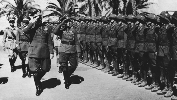   Comandante Erwin Rommel (1891 - 1944) e italiano Italo Geral Gariboldi inspecionam as tropas alemãs na África durante a Segunda Guerra Mundial, 21 de abril de 1941. -  Foto: Getty Images