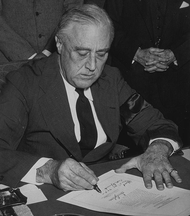 1941 - Roosevelt assina declaração de guerra