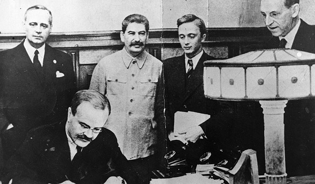 23 de agosto de 1939: Vyacheslav Molotov, ministro dos Negócios Estrangeiros russo, assina o pacto de não agressão negociado entre a Rússia soviética e Alemanha, no Kremlin, Moscou. - Foto: Getty Images