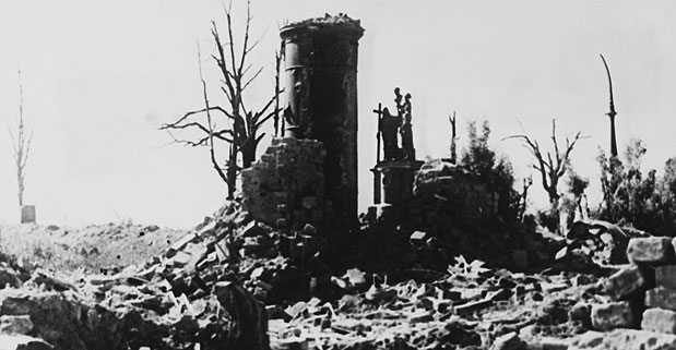 A igreja em ruínas na Frente Volkhov após intensos combates entre as forças alemãs e soviéticas durante o cerco a Leningrado,  por volta de 1942 - foto: Getty Images