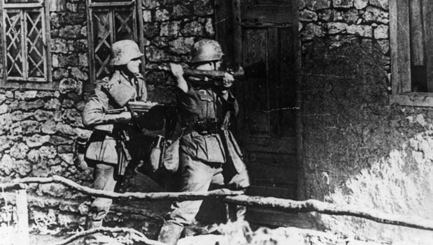 1941 - Soldados alemães arrombando uma porta durante uma busca em aldeia russa