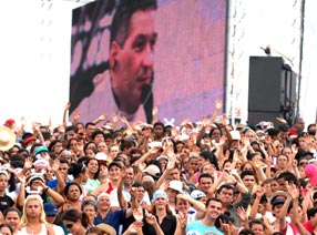 A multidão presente a um show-missa fez coro gritando o nome de Isabella. Foto: Reinaldo